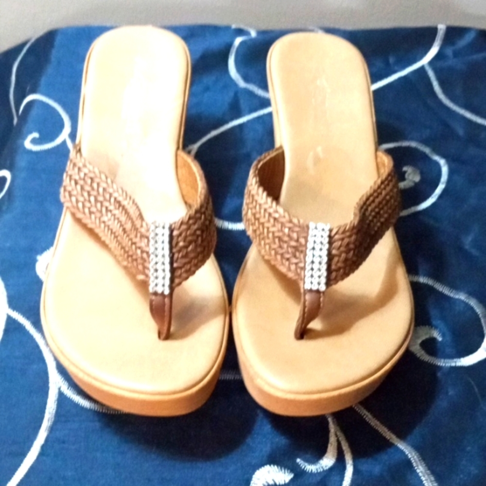 Size 7.5 wedge brown with diamondd in the front sandals